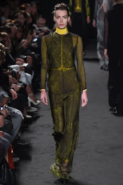 Look 16